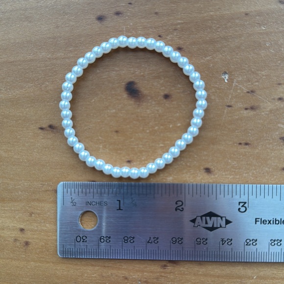 🐚Two stretchy faux pearl bracelets. One size. - Picture 4 of 4